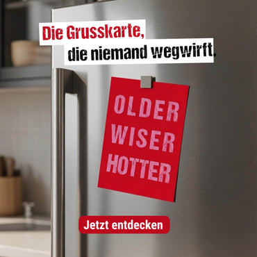 Geburtstagskarte OLDER WISER HOTTER – Lustige Postkarte zum Geburtstag mit Spruch - Individuelle Einladung