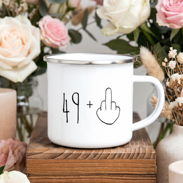 Lustige Emaille Tasse 50 Geburtstag Mittelfinger, Witziges Geschenk 50er Spruch, Personalisierte Retro Kaffeetasse 49+ Becher Büro - Individuelle Einladung