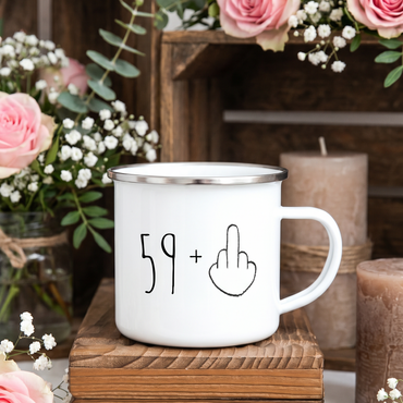 Lustige Emaille Tasse 60 Geburtstag Mittelfinger, Witziges Geschenk 60er Spruch, Personalisierte Retro Kaffeetasse 59+ Becher Büro - Individuelle Einladung