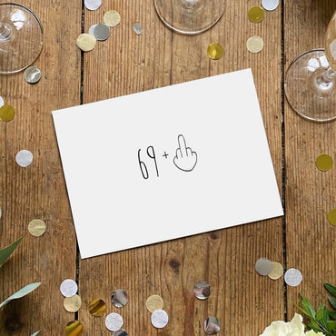Einladung zum 70. Geburtstag: 69+ Mittelfinger – jung genug zum Feiern! - Individuelle Einladung