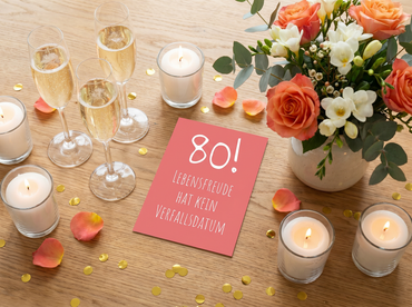 Glückwunsch Postkarte 80 – Hochwertige Geburtstagskarte zum 80. Geburtstag mit lustigem Spruch - Individuelle Einladung