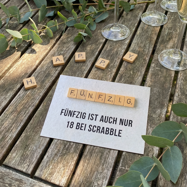 Glückwunsch Karte 50 – Lustige Geburtstagskarte Scrabble mit humorvollem Spruch - Individuelle Einladung