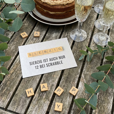 Geburtstagskarte 70 – Lustige Scrabble Postkarte mit Spruch zum 70. Geburtstag - Individuelle Einladung