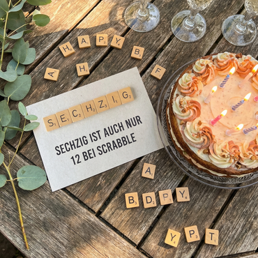 Glückwunsch Karte 60 – Lustige Geburtstagskarte Scrabble Design mit witzigem Spruch - Individuelle Einladung