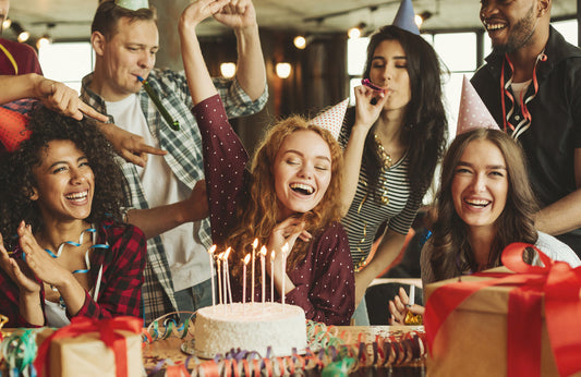 🎂 Runder Geburtstag? So findest Du die perfekte Einladung für jedes Jahrzehnt