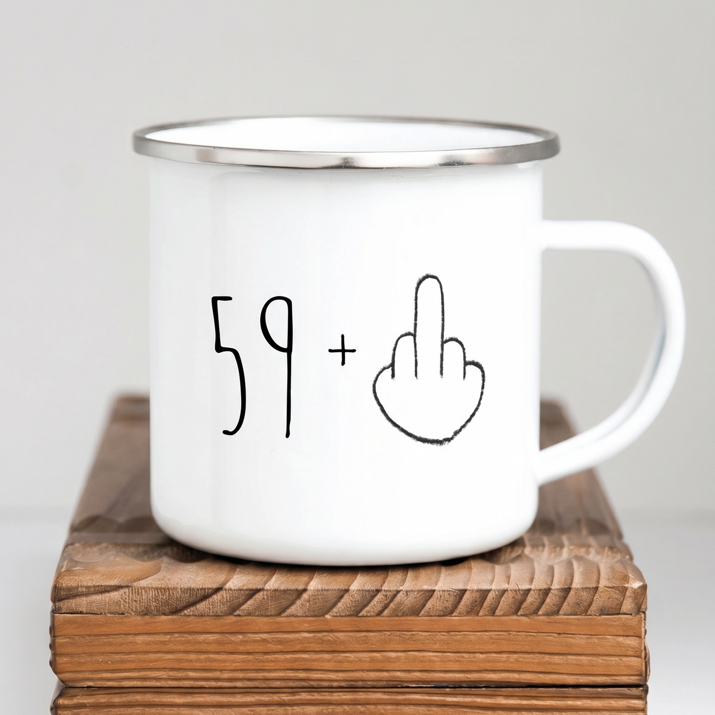 Lustige Emaille Tasse 60 Geburtstag Mittelfinger, Witziges Geschenk 60er Spruch, Personalisierte Retro Kaffeetasse 59+ Becher Büro