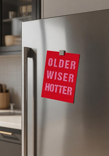 Geburtstagskarte OLDER WISER HOTTER – Lustige Postkarte zum Geburtstag mit Spruch - Individuelle Einladung