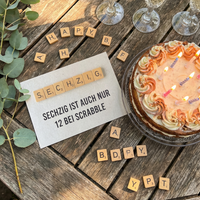 Glückwunsch Karte 60 – Lustige Geburtstagskarte Scrabble Design mit witzigem Spruch - Individuelle Einladung