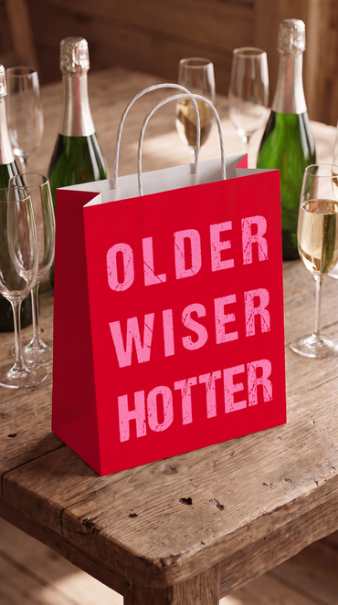 Geschenktüte „Older. Wiser. Hotter.“ – Lustige rote Geschenktasche zum Geburtstag