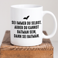 Lustige Keramik-Tasse mit Spruch „Sei immer du selbst – außer du kannst Batman sein“ | Geschenkidee für Superhelden