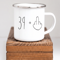 Lustige Emaille Tasse 40 Geburtstag Mittelfinger, Witziges Geschenk 40er Spruch, Personalisierte Retro Kaffeetasse 39+ Becher Büro