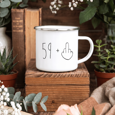 Lustige Emaille Tasse 60 Geburtstag Mittelfinger, Witziges Geschenk 60er Spruch, Personalisierte Retro Kaffeetasse 59+ Becher Büro