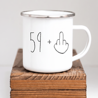 Lustige Emaille Tasse 60 Geburtstag Mittelfinger, Witziges Geschenk 60er Spruch, Personalisierte Retro Kaffeetasse 59+ Becher Büro