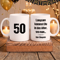Keramik-Tasse „Langsam kommst du in das Alter … hier Dingens“ – Lustige Tasse zum 50. Geburtstag