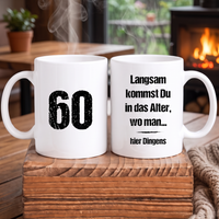 Keramik-Tasse „Langsam kommst du in das Alter … hier Dingens“ – Lustige Tasse zum 60. Geburtstag