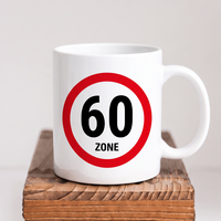 Lustige Keramik Tasse 60 Geburtstag Zone 60 Schild, Witziges Geschenk