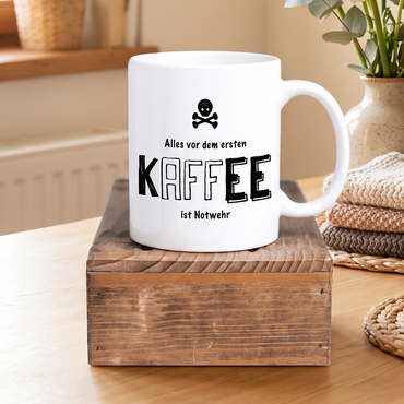 Keramik-Tasse „Alles vor dem ersten Kaffee ist Notwehr“ | Lustige Kaffeetasse mit Totenkopf
