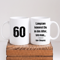 Keramik-Tasse „Langsam kommst du in das Alter … hier Dingens“ – Lustige Tasse zum 60. Geburtstag