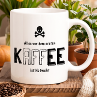 Keramik-Tasse „Alles vor dem ersten Kaffee ist Notwehr“ | Lustige Kaffeetasse mit Totenkopf