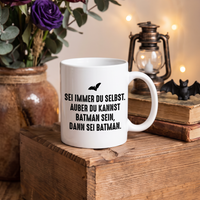 Lustige Keramik-Tasse mit Spruch „Sei immer du selbst – außer du kannst Batman sein“ | Geschenkidee für Superhelden