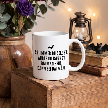 Lustige Keramik-Tasse mit Spruch „Sei immer du selbst – außer du kannst Batman sein“ | Geschenkidee für Superhelden