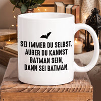 Lustige Keramik-Tasse mit Spruch „Sei immer du selbst – außer du kannst Batman sein“ | Geschenkidee für Superhelden