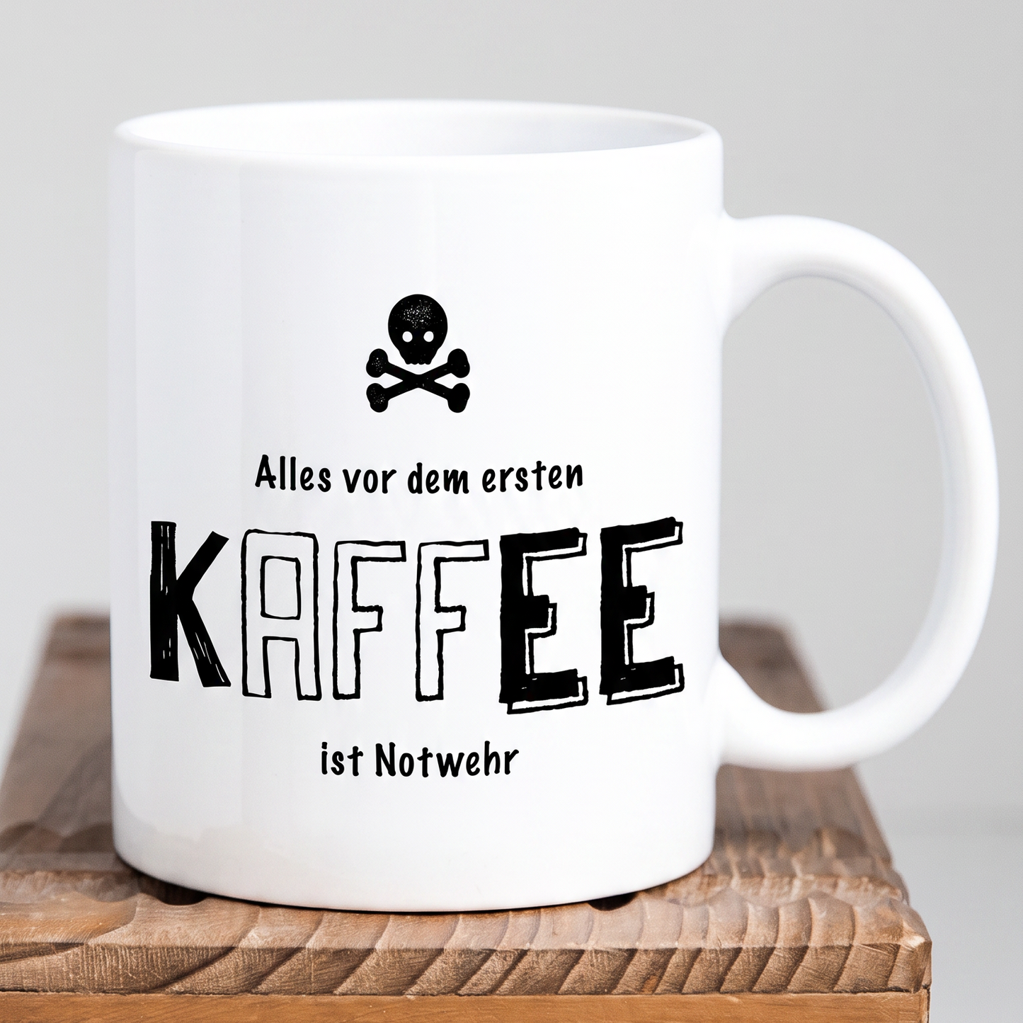 Keramik-Tasse „Alles vor dem ersten Kaffee ist Notwehr“ | Lustige Kaffeetasse mit Totenkopf