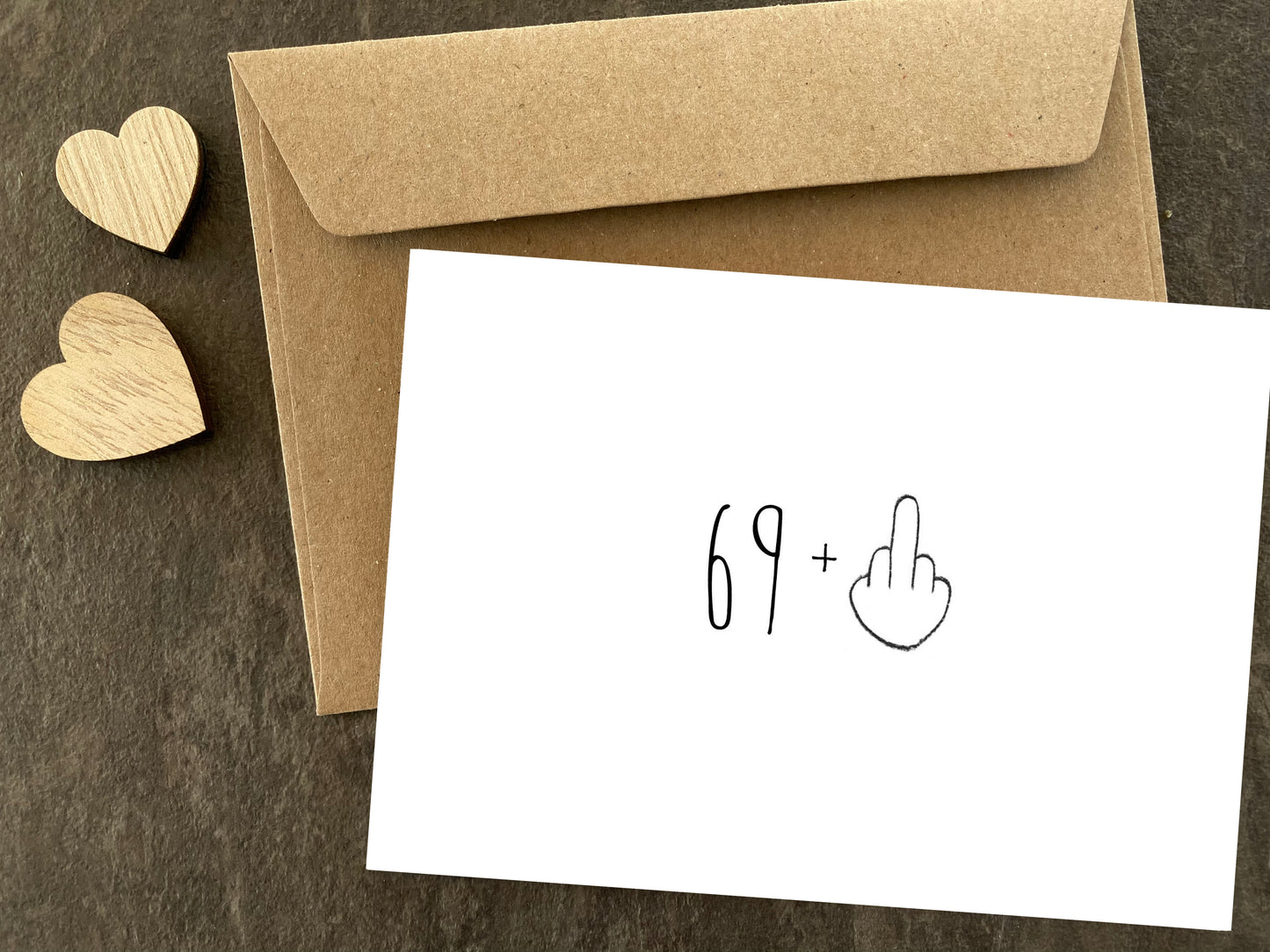 Einladung zum 70. Geburtstag: 69+ Mittelfinger – jung genug zum Feiern!