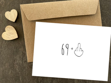 Einladung zum 70. Geburtstag: 69+ Mittelfinger – jung genug zum Feiern!