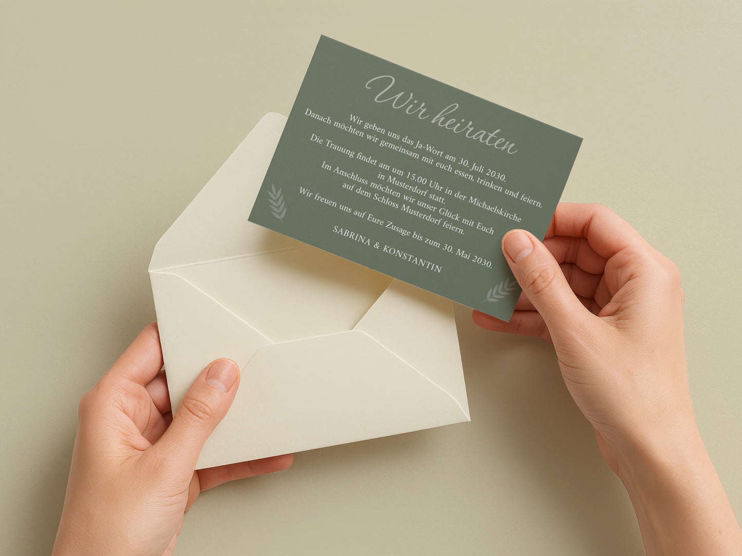 Einladung zur Hochzeit – Elegante Einladungskarten mit Urlaubsfoto In Olive