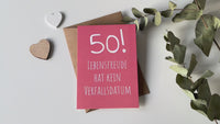 Glückwunsch Postkarte zum 50. Geburtstag – Lebensfreude hat kein Verfallsdatum