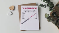 Glückwunsch Postkarte zum 70. Geburtstag – 70 auf dem Tacho… und bestens in Fahrt
