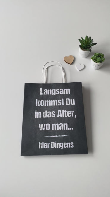 Geschenktüte „Hier… Dingens!“ – Lustige Geschenktasche zum Geburtstag
